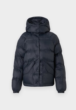 Námořnická modrá zateplená bunda s kapucí, má patentky, dvě přední kapsy a elastické manžety. Hladký povrch a teplá izolace.