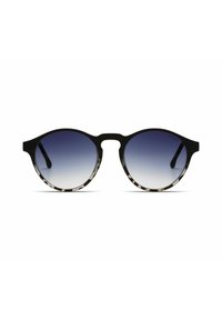 Gafas de sol redondas con montura negra y detalles de carey. Las lentes degradadas pasan de azul oscuro a claro, ofreciendo protección UV.