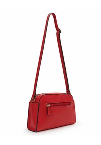 Bolso cruzado texturizado en rojo con una cinta larga, que cuenta con un bolsillo frontal con cremallera y ribetes negros en los bordes. Forma rectangular compacta.
