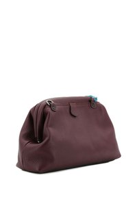 Bustina in pelle bordeaux con finitura testurizzata, caratterizzata da una cerniera azzurro chiaro e dettagli in metallo nero. Ha una forma arrotondata e morbida.