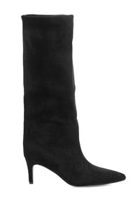 Bota negra de ante hasta la rodilla con punta afilada y tacón delgado, que presenta un diseño de caña tubular y textura suave.