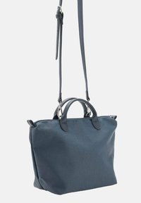 Temno modra torba iz blaga z dvema ročajema in odstranljivo naramnico. Ima srebrno kovinsko opremo in zadrgo.