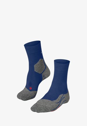 Blaue Knöchelsocken mit grauen Fersen- und Zehenbereichen, die ein geometrisches Design aufweisen. Der Stoff wirkt weich mit einer gerippten Textur und roten Akzenten.