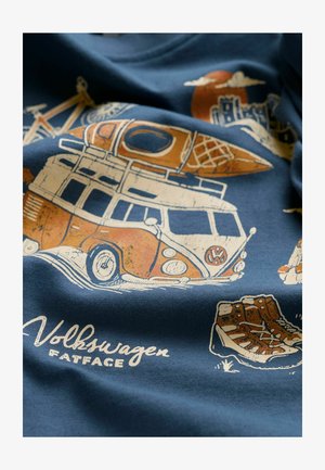 Marineblauer Stoff mit aufgedruckten Motiven eines Volkswagen-Busses, Eistüte, Fahrrads, Bergen und detaillierten Wanderschuhen.