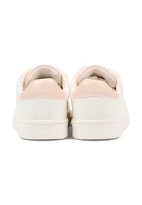 Sneakers bianche con finitura in pelle liscia, caratterizzate da un accento rosa tenue sul tallone e un design a punta arrotondata e profilo basso.
