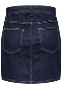 Temno modra jeans krila z klasičnim krojem, dvema zadnjima žepoma in kontrastnim šivanjem vzdolž šivov. Gladka tekstura z minimalnim dizajnom.