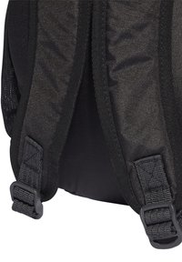 Musta reppu, jossa on teksturoidusta kankaasta valmistettu pinta, pehmustetut hihnat, säädettävät soljet ja vahvistettu ommel, suunniteltu kestävyys ja mukavuus mielessä.