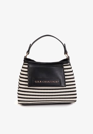 Gestreifte schwarze und weiße Stoffhandtasche mit einem schwarzen Lederakzent und Griff. Verfügt über eine Metall-Logoplakette auf der Vorderseite.