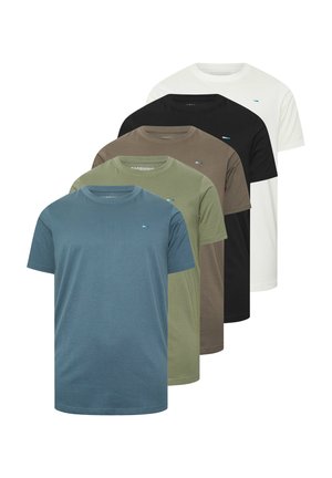 Fünf schlichte Rundhals-T-Shirts in Blau, Oliv, Braun, Schwarz und Weiß sind in einer Reihe gestapelt, jedes mit einem kleinen Logo auf der Brust.