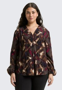 Langärmelige Bluse im mehrfarbigen abstrakten Muster mit Tönen von Burgunder, Braun und Creme. V-Ausschnitt und geraffte Manschetten.