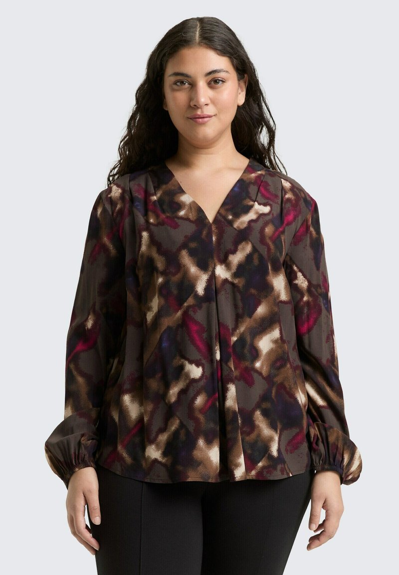 Langärmelige Bluse im mehrfarbigen abstrakten Muster mit Tönen von Burgunder, Braun und Creme. V-Ausschnitt und geraffte Manschetten.