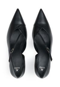 Zwarte leren schoenen met spitse neuzen en een kruisbandontwerp met metalen ringaccent. Ze hebben een gladde textuur en uitsparingen aan de zijkanten voor ademend vermogen.