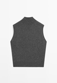 Ärmelloses graues Rollkragenoberteil aus weichem Strickmaterial, mit taillierter Form und hohem Kragen. Glatte Textur mit minimalen Details.