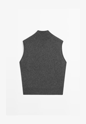 Ärmelloses graues Rollkragenoberteil aus weichem Strickmaterial, mit taillierter Form und hohem Kragen. Glatte Textur mit minimalen Details.