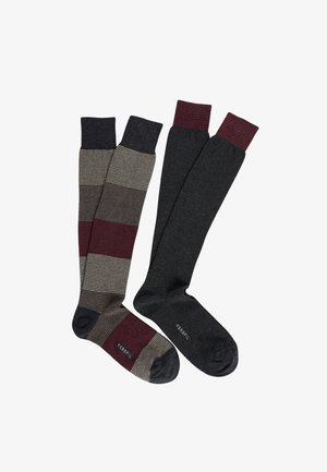 Calze al ginocchio in grigio scuro e borgogna con sezioni a righe e a tinta unita. Realizzate in tessuto morbido, presentano un comodo polsino a costine.
