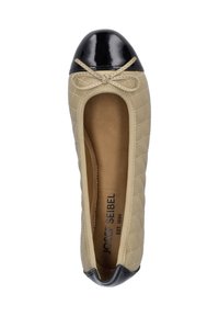 Beżowe pikowane baleriny z czubkiem z lakierowanej czarnej skóry i akcentem w postaci kokardy. Wewnątrz etykieta "Josef Seibel EST. 1866." Gładka faktura.
