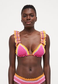 Kolorowy szydełkowy bikini w odcieniach różu, pomarańczu i fioletu. Posiada trójkątne miseczki z falbaniastymi krawędziami oraz grube detale pasków.