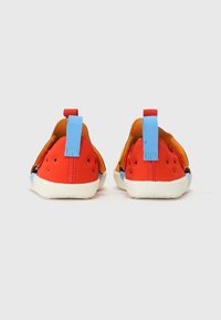 Røde og oransje slip-on sko med en blå stropp, som har en teksturert overdel, perforeringer og en hvit gummisåle.