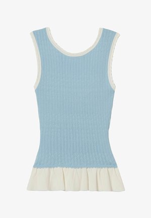 Top senza maniche in maglia celeste chiaro con bordi smerlati bianchi e orlo arricciato bianco.