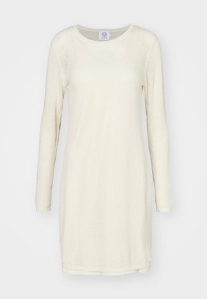 Světle krémové šaty s dlouhými rukávy, síťovým pleteným vzorem a kulatým výstřihem. Pohodlný, rovný střih s hladkým lemem.
