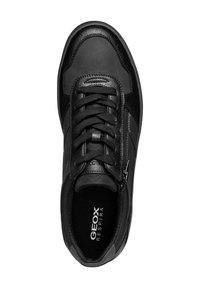 Sneaker in pelle nera con lacci, zip frontale e design testurizzato. Presenta una soletta ammortizzata con il marchio GEox visibile all'interno.