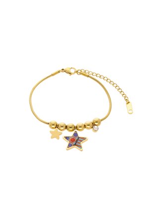 Guldtonet armbånd med runde perler, en lille enkel stjernevedhæng, et farverigt mønstret stjernevedhæng og et klart krystalvedhæng på en justerbar kæde.