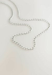 Hõbedast kett-kaelakee, millel on omavahel seotud ovaalsed lingid, mille pind on sile ja peegeldav, esitatud keeratud silmusena heledal taustal.