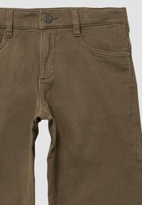 Rjave bombažne hlače s slim fit krojem, ki vključujejo sprednje žepke, zanke za pas in kovinsko zaponko za zapiranje. Gladka tekstura in čisti šivi.