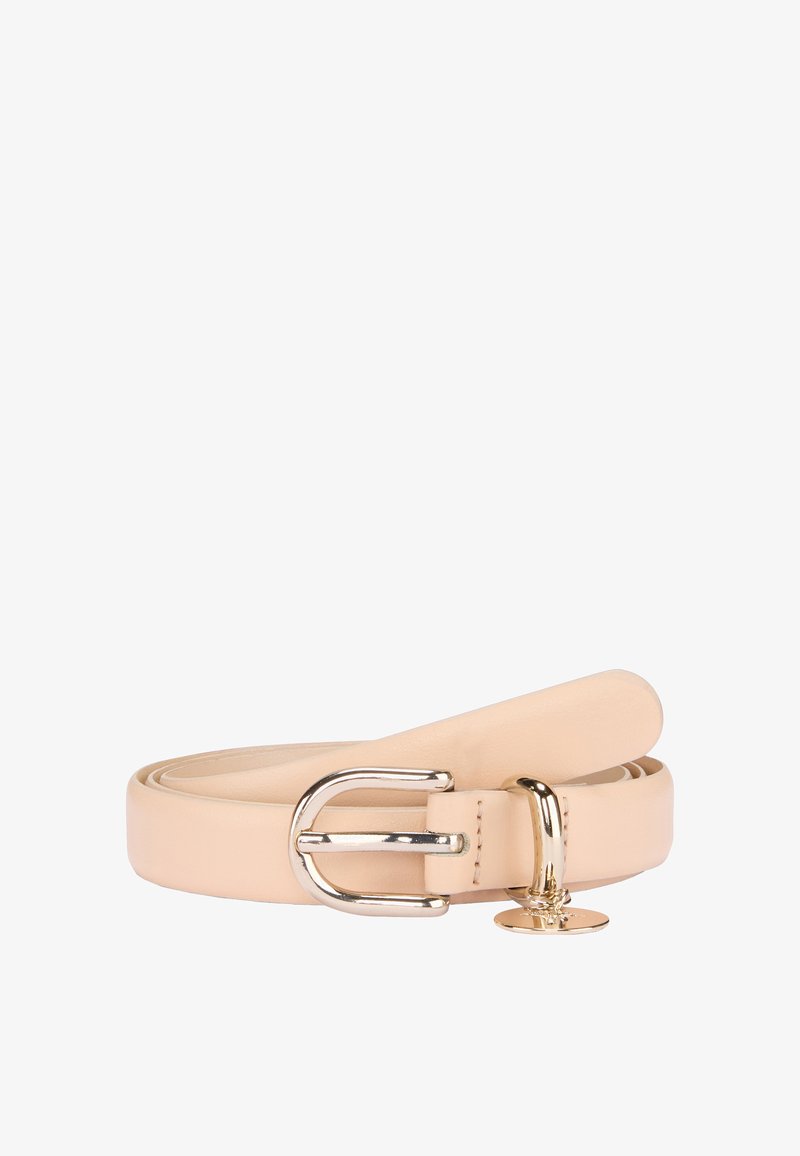 Beżowy skórzany pasek zwinięty w spiralę z zaokrągloną srebrną klamrą i małym złotym zawieszonym przy klamrze.