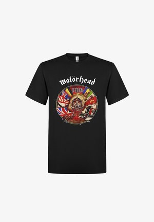 Camiseta de algodón negra con un diseño gráfico colorido que incluye banderas y una calavera, etiquetada como "Motörhead 1916" en texto blanco en negrita.