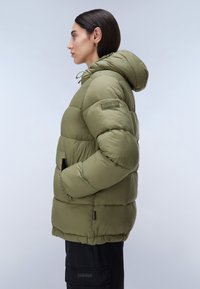 Olijfgroene gewatteerde jas met een capuchon, voorzien van een ritssluiting, zijzakken en een gestikt, quilted ontwerp voor isolatie.