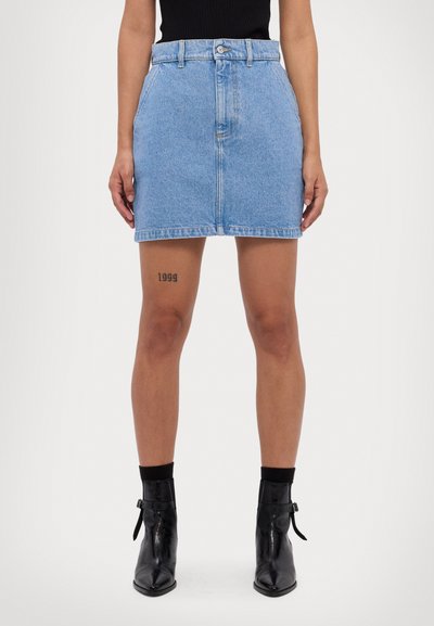 Fustă mini din denim de culoare albastru deschis, cu talie înaltă, închidere cu nasturi în față și detalii de cusătură. Prezintă o croială dreaptă și margine despicată.