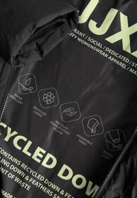 Czarna kurtka puchowa z wodoodpornym materiałem, posiada recyklingowe wypełnienie i podszewkę, regulowany kaptur, mankiety przeciwwiatrowe oraz instrukcje pielęgnacji.