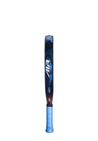 Cricket-Schläger mit einem dunkelblauen und schwarzen Verbundkörper. Besitzt einen strukturierten, hellblauen Griff und geometrische blaue Muster auf der Schlagfläche.