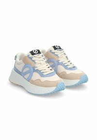 Sneaker beige e blu con suola bianca texturizzata, realizzate in materiali a rete e camoscio, con accenti di design geometrico e logo sulla linguetta.