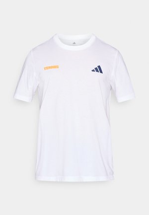 Vit kortärmad t-shirt av bomull, med "TENNIS" i orange och en marinblå logotyp på bröstet. Mjuk textur med rund halsringning.