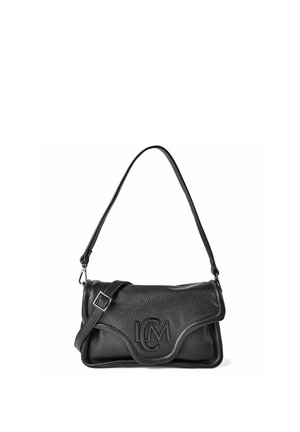 Borsa a tracolla in pelle nera con tracolla regolabile, patta curva e logo "LCM" in rilievo sulla parte anteriore.
