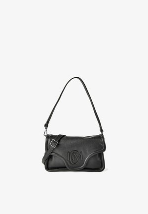 Bolso de hombro de cuero negro con correa ajustable, solapa curva y logo "LCM" en relieve en la parte delantera.