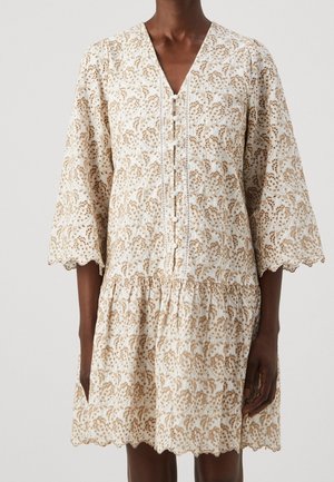 Vestido de estampado floral en crema y marrón, con escote en V, borde de encaje, parte delantera con botones y mangas acampanadas con bordes en forma de onda.