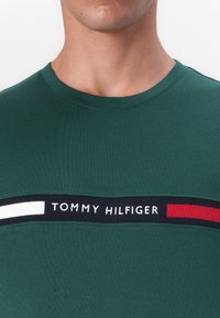 Tommy Hilfiger CHEST INSERT TEE - T-shirt imprimé - ornamental green