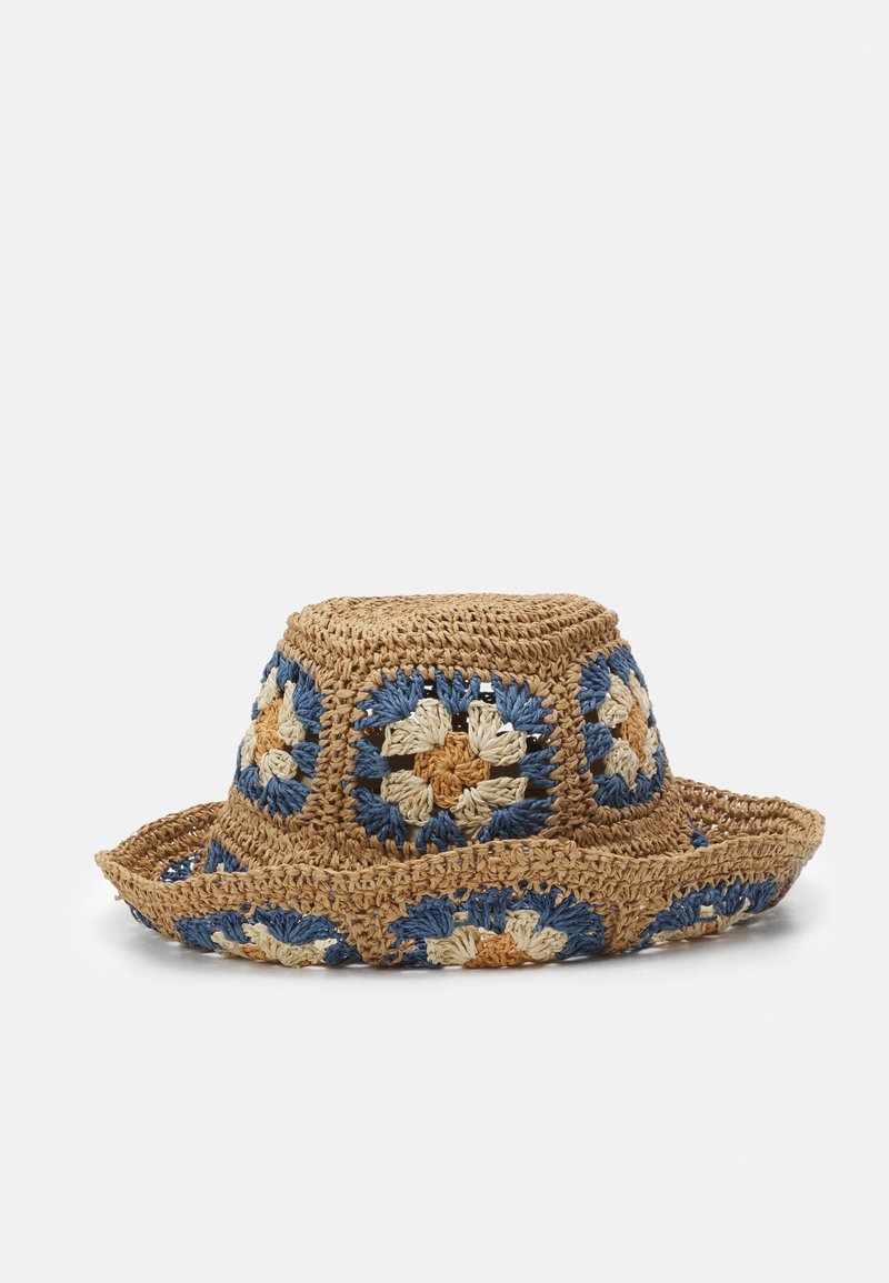 Bob au crochet avec des motifs floraux carrés en bleu, beige et marron, et un bord légèrement relevé.
