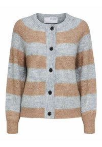 Raidallinen neuletakki harmaan ja ruskean sävyissä, valmistettu pörröisestä materiaalista, jossa on pyöreä kaula-aukko ja kuusi mustaa nappia edessä.