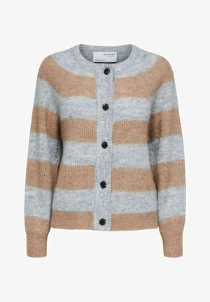 Cardigan rayé dans des tons gris et marron, fabriqué à partir d'un matériau duveteux, avec un col rond et six boutons noirs sur le devant.