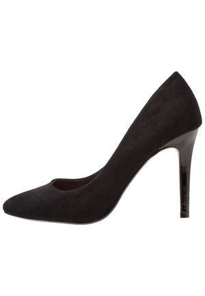 Sort ruskind peep-toe pump med spids tå og skinnende stiletthæl, vist fra højre side mod hvid baggrund.