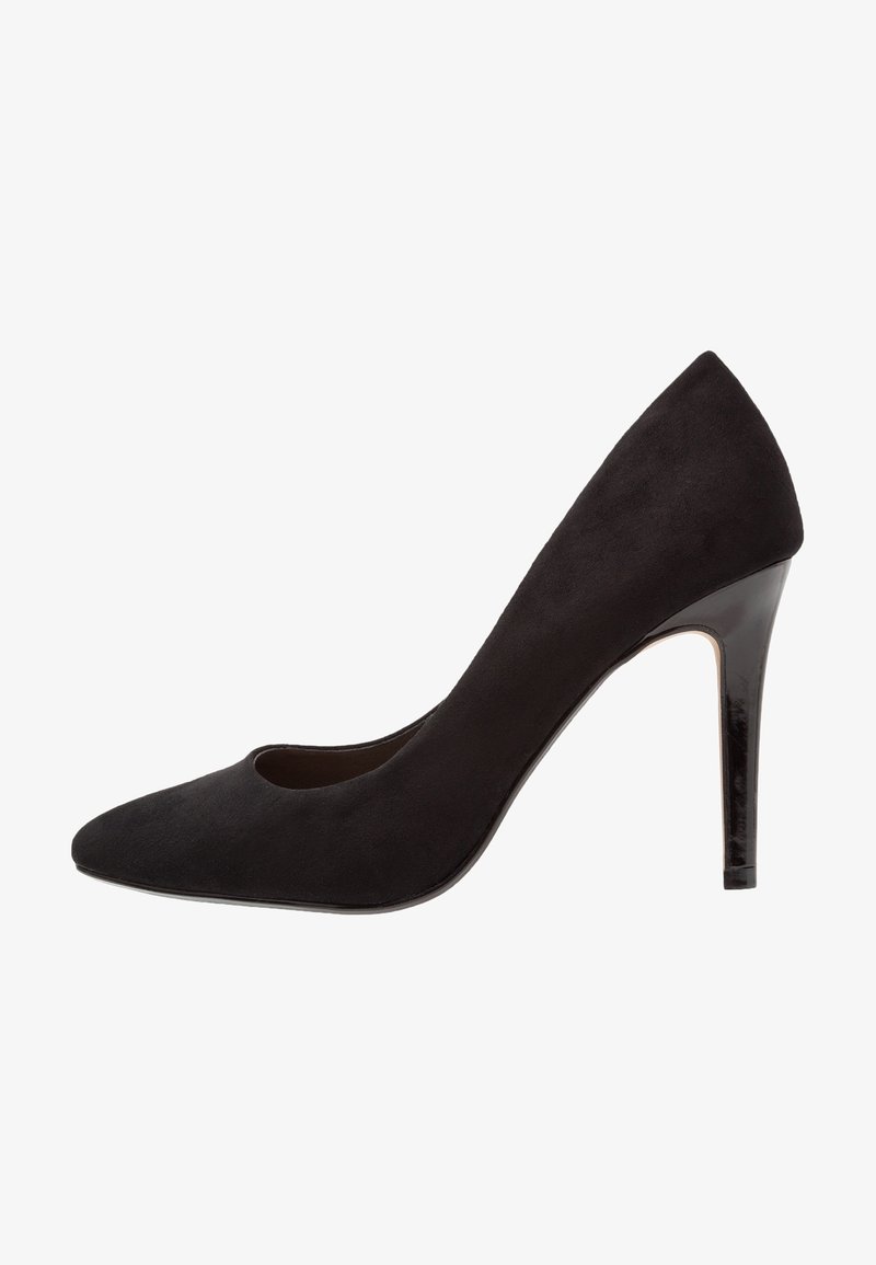 Escarpin à talon haut en daim noir avec bout pointu et talon stiletto brillant, présenté de profil droit sur fond blanc.