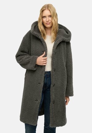 Grijze, oversized fleece jas met capuchon, voorzien van een knoopsluiting aan de voorkant, lange mouwen en een zachte, gestructureerde stof.