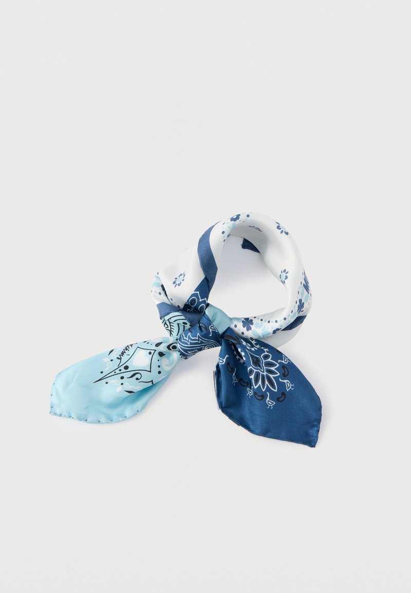 Foulard en soie aux couleurs bleu et marine, orné de motifs floraux et géométriques, finissant par une texture lisse et des extrémités pointues.