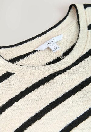 Crème trui met zwarte horizontale strepen, gemaakt van textuurgebreid stof. Heeft een ronde hals en maatlabel met de tekst "S."