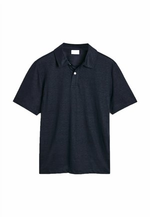 Granatowa koszulka polo wykonana z teksturowanej tkaniny; krótki rękaw, tradycyjny kołnierzyk i zapięcie na dwa guziki. Prosty i klasyczny design.