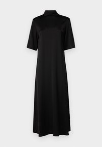 Rochie midi neagră dintr-un material neted, cu guler înalt și mâneci scurte, având o croială lejeră și un design minimal.